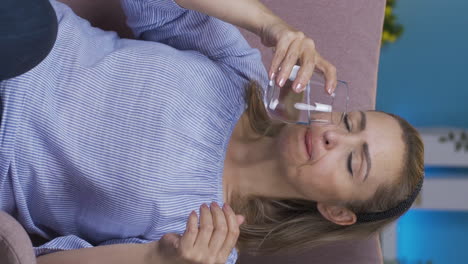 Vertikales-Video-Einer-Frau,-Die-Wasser-Für-Ein-Gesundes-Leben-Trinkt.